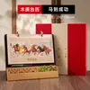 Calendario de Escritorio de Madera Personalizado 2026 Nuevo Calendario de Alto Nivel Estilo Chino Año del Caballo Adorno de Escritorio para Oficina Calendario Mensual