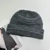 Gorro casual con puño para mujer, sombrero versátil de color mixto plisado para otoño e invierno que hace que la cara se vea más pequeña, gorro de punto para proteger los oídos