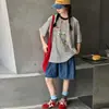 Conjunto de Camisetas de Manga Curta para Meninas Verão 2026 Novo Conjunto de Duas Peças com Shorts Jeans Listrados para Meninas Mais Velhas Roupa de Verão Infantil