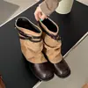 Botas de Salto Grosso Mais Vendidas Femininas 2026 Nova Coleção Outono Versátil Retro Com Saias Solado Macio Estilo Coreano Botas Curtas de Cano Curto