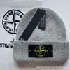 Gorro de Punto de Pelo de Conejo Invierno Moda Europea y Americana Versátil Gorro de Lana Terciopelo Engrosado Cálido Gorro para el Frío Botón Letra Gorro de Punto
