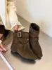 Botines estilizados con punta fina y hebilla de cinturón, colección otoño 2026