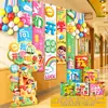 Decoraciones de temporada de regreso a clases: Banderines colgantes para escuela primaria, cajas, montaje de escena para el nuevo semestre en el aula de kínder, creando un sentido de atmósfera y ceremonia