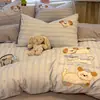 Conjunto de Roupa de Cama Bordado Patchwork de Algodão Desenho Animado Quatro Peças para Dormitório, Adequado para Todas as Estações, Lençol de Algodão Puro, Lençol com Elástico e Capa de Edredom Conjunto de Três Peças