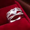 Anillo de Moda de Banda Ancha con Diseño de Líneas Cruzadas y Circonia en Forma de Corazón, Estilo Lujo Ligero, Anillo Dulce y Fresco para Mujer, Exclusivo Transfronterizo