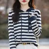 Nuevo Estilo Primavera y Verano 2026 Sudadera con Capucha Rayas Jacquard de Letras Holgada Casual Rejuvenecedora Todo Algodón Tejido de Punto para Mujer Manga Larga