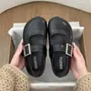 Moda Primavera Verão 2026 Sapato Mary Jane com Fivela Feminino Uma Tira Versátil Francesa Bico Redondo Boca Rasa Aumento de Altura Oculto Novo Estilo