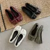 Mismo estilo del bloguero: Zapatos de piel de vaca dividida con lazo tachonado y arrugas, otoño 2026, zapatos de piel genuina poco profundos de tacón medio con aumento de altura interno