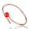 Explosões transfronteiriças pulseira de titânio e aço moda ouro V não desbota cabeça e cauda clássicas cravejadas com pregos fivela de pressão pulseira de aço inoxidável