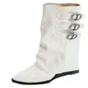 Botas femininas 2026 outono e inverno estilo europeu e americano em camurça com fivela de metal, salto alto médio de 8 cm, bico fino, emagrecedoras, moda