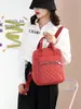 Mochila de Nylon 2026 Bolso de Mano Estilo Europeo y Americano para Mujer Mochila Cuadrada Pequeña Bordada Acolchada para Estudiantes Universitarias