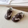 Zapatillas deportivas casuales para niñas con estampado floral versátiles de velcro estilo alemán 2026 primavera y otoño nuevo estilo preppy ligeras para niños pequeños