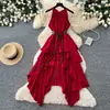 Vestido halter estilo vacacional para mujer, con un dobladillo amarillo asimétrico, cintura ceñida y un diseño de línea A con detalles de corbata, creando un look elegante y con estilo