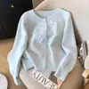 Moderna Chaqueta Suéter Reductora de Edad, Nuevo Estilo Primavera y Otoño, Dulce Cárdigan de Punto con Parche de Flor de Perla de Manga Larga para Mujer, Cuello Redondo