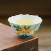 Taza de té de cerámica rociada con oro hecha en fábrica con patrones florales, taza personal de maestro, taza de té kung fu estilo chino pintada a mano