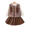 Conjunto de Forro Polar de Invierno para Niñas 2025 Nuevo Estilo Ropa de Otoño e Invierno para Bebés Moda Cálido Conjunto de Tres Piezas Tendencia