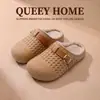Qiyijia 2026 nuevas pantuflas de algodón antideslizantes para el hogar de otoño e invierno con suelas gruesas, cómodas para usar al aire libre, estilo casual versátil para mujer