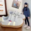 Tênis estilo retrô para meninas 2026 primavera-verão novo moda infantil versátil sapatos casuais estilosos sola macia sapatos Forrest Gump
