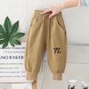 Roupas infantis calças casuais masculinas e femininas primavera e outono versão coreana do novo infantil pequeno e médio infantil retalhos digital 77 macacão calças atacado