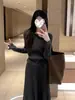 Nuevo vestido de punto suave estilo francés para mujer, otoño e invierno, con un tacto relajado y un conjunto de falda larga que ciñe la cintura