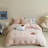 Novo Produto Outono e Inverno 2025 230g Veludo Leite Totalmente Fosco Bordado de Desenho Animado com Patch Bordado Conjunto de Cama Quente e Espessado de Quatro Peças