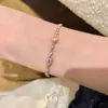 Pulsera de Cadena de Mano de Color Transparente Color Dopamina Zirconia Ovalada Tipo Tirador Joyería de Mano de Lujo Ligero y Acabado de Alta Gama para Mujeres