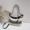 Bolsa Cuadrada Pequeña Retro Nueva Otoño 2026 Sentido Francés de Alta Gama Nicho Versátil Viaje Diario Hombro Único Cruzado al por Mayor Bolsa de Mujer