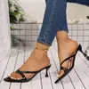 Sandalias de tacón de aguja cuadradas, casuales, de moda y versátiles para uso en exteriores, nuevo estilo de verano 2026, sandalias de dedo con una tira para mujer