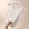 Directo del FabricanteCamiseta sin mangas acanalada de talla grande para mujer, corte ajustado, para verano, adecuada para usar sola o en capas, chaleco sin mangas