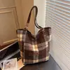 Nuevo bolso de hombro de lana a cuadros otoño/invierno, bolso de mano de lona estilo británico retro, gran capacidad, adecuado para ir al trabajo, estilo femenino