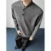 Camiseta de manga larga estilo retro americano de alta gama con cuello Henry para hombre, sudadera base de marca de moda con textura de otoño, corte holgado para hombre