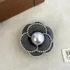 Broche de Flor Marrón Maillard Otoño e Invierno Pasador Dulce Retro Francés para el Lado Accesorio Versátil de Moda para Abrigo