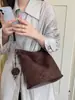 Bolso tote de ante de gran capacidad para mujer, nueva colección otoño 2026, bolso cruzado retro y versátil, bolso de hombro simple, bolso tipo cubo