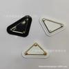 Venta Directa de Fábrica Etiqueta Triangular de Cuero Fondo de Pegamento de Cuero PU Pintura Metálica Etiqueta Blanca y Negra Etiqueta Decorativa para Caja de Ropa
