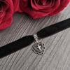 Elegante gargantilla de terciopelo neo-gótica con colgante de corazón, collar rojo y negro