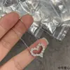 Collar de cruz en tamaños grande y pequeño, completamente incrustado de diamantes, diseño clásico, lujo ligero, versátil para capas diarias, regalo de alta gama para parejas