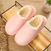 Pantuflas de algodón hechas en fábrica con una suela cómoda y acolchada, suela exterior antideslizante y resistente al desgaste, disponibles en todos los colores y tamaños, aptas para hombres y mujeres, para uso en casa, actividades acuáticas y como calzado de alta calidad para estudiantes
