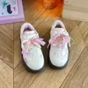 Zapatos Casuales Versátiles de Moda para Niñas 2026 Primavera/Verano Nuevos Zapatos Infantiles de Suela Suave Estilo Forrest Gump Zapatos Blancos Cómodos para Niños Mayores