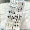 Pinza de garra pequeña estilo Chanel con logo inglés de pedrería, pinza de garra dulce y elegante para media cabeza de niña, pinza de tiburón