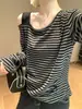 Camiseta de rayas off-shoulder de manga larga estilo americano para mujer, colección otoño 2026, sexy y moderna, con diseño estilo Miu, perfecta como capa base o top
