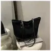 Bolsa de Hombro con Hilo de Bordar de Gran Capacidad Estilo Retro 2025 Nuevo Estilo Empalmado Informal Acolchada Moda para Viajes Diario para Mujer