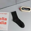 Calcetines para hombre otoño e invierno nuevos color liso cintura calcetines de media pantorrilla para hombre calcetines de algodón transpirables negro y blanco clásico Calcetines deportivos para hombre al por mayor