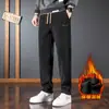 Directo de Fábrica Otoño/Invierno 2026 Nuevos Pantalones Casuales Rectos de Terciopelo para Hombre con Forro de Terciopelo Espeso Casual Versátil de Gama Alta Largos