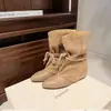 Estilo novo de 2026, duas versões disponíveis: Botas de tornozelo de bico fino com cadarço, finamente trabalhadas, com punhos de perna emendados, botas de tornozelo femininas com punhos de perna largos