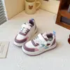 Tênis infantil com fecho de velcro 2026 primavera e outono novo versátil sapatos esportivos para meninas, sapatos casuais color-blocking para alunos do ensino fundamental, sola grossa