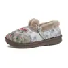 Sapatos de algodão com bordado de flor estilo nacional inverno com forro de veludo quente sola plana sapatos de tecido retro botão de sapo tamanho grande botas de algodão femininas atacado