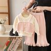 Casaco Cardigan para Meninas 2024 Novo Estilo Conjunto Tricotado com Pompons de Flor Artesanais e Conjunto de Calça para Menininhas