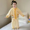 Pijama de forro polar coral para niñas, nueva colección de invierno 2026, engrosado para abrigar, conjunto de ropa de estar de franela para niños con temática de dibujos animados otoño/invierno