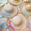 Chapéu de Praia de Verão 2026 Estilo Novo Personalizável com Letras Chapéu de Sol de Aba Larga para Praia e Litoral Chapéu de Palha de Verão Feminino com Proteção Solar