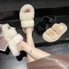 Novas pantufas de algodão felpudo com sola grossa para mulheres, moda outono e inverno 2026, pantufas peludas da moda para uso externo e interno